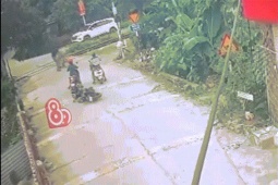 Chàng trai cứu sống cháu bé trước mũi tàu hỏa