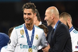 Ronaldo chơi cực đẹp với đồng đội, người cũ Real kể chuyện tặng quà khủng