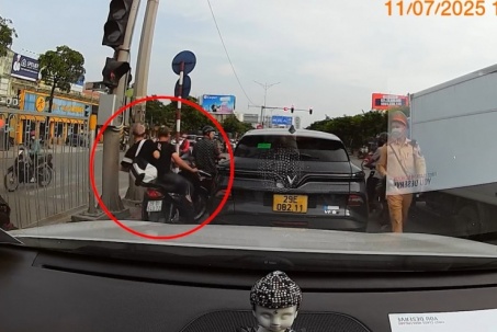 Clip: Gặp CSGT tại ngã tư, hai thanh niên không mũ bảo hiểm vứt xe bỏ chạy