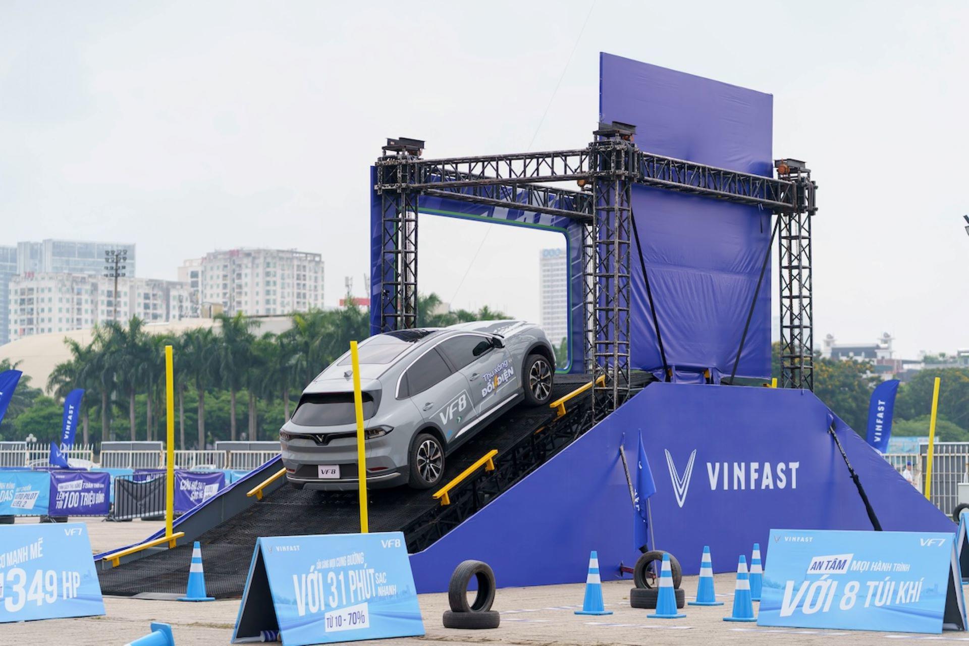 Người dùng trải nghiệm khả năng vận hành của mẫu VF 8 trong sa hình đặc biệt tại sự kiện Thu xăng - Đổi điện
