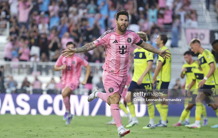 Messi tiếp tục thể hiện sự lợi hại từ chấm đá phạt