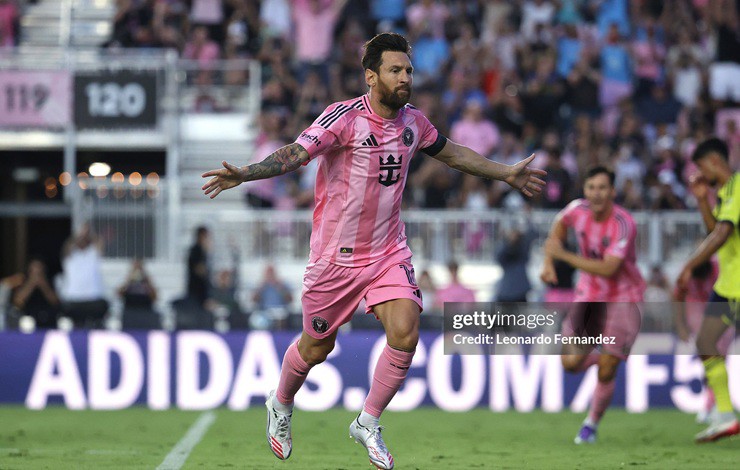 Messi cán mốc 69 bàn thắng sút phạt