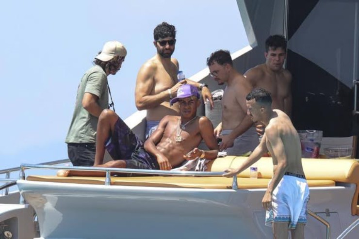 Không có nhiều hình ảnh về bữa tiệc sinh nhật do Yamal yêu cầu đảm bảo tính riêng tư và cấm khách mời sử dụng điện thoại