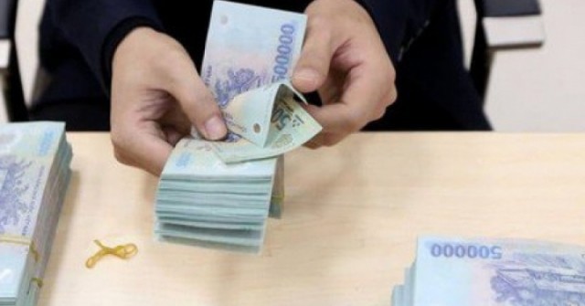 Gửi tiết kiệm 6 tháng hay 1 năm: Ngân viên ngân...