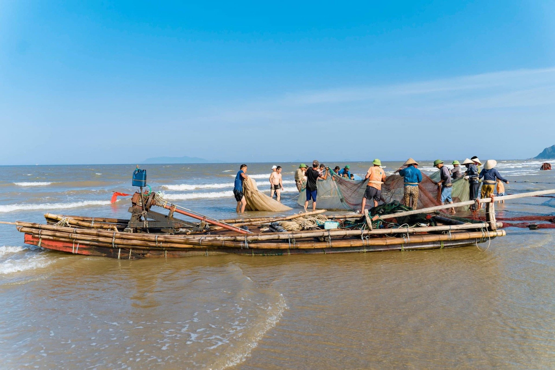 Bãi biển trong xanh, cát trắng trải dài, đẹp bình yên cách Hà Nội 3,5 giờ lái xe - 8