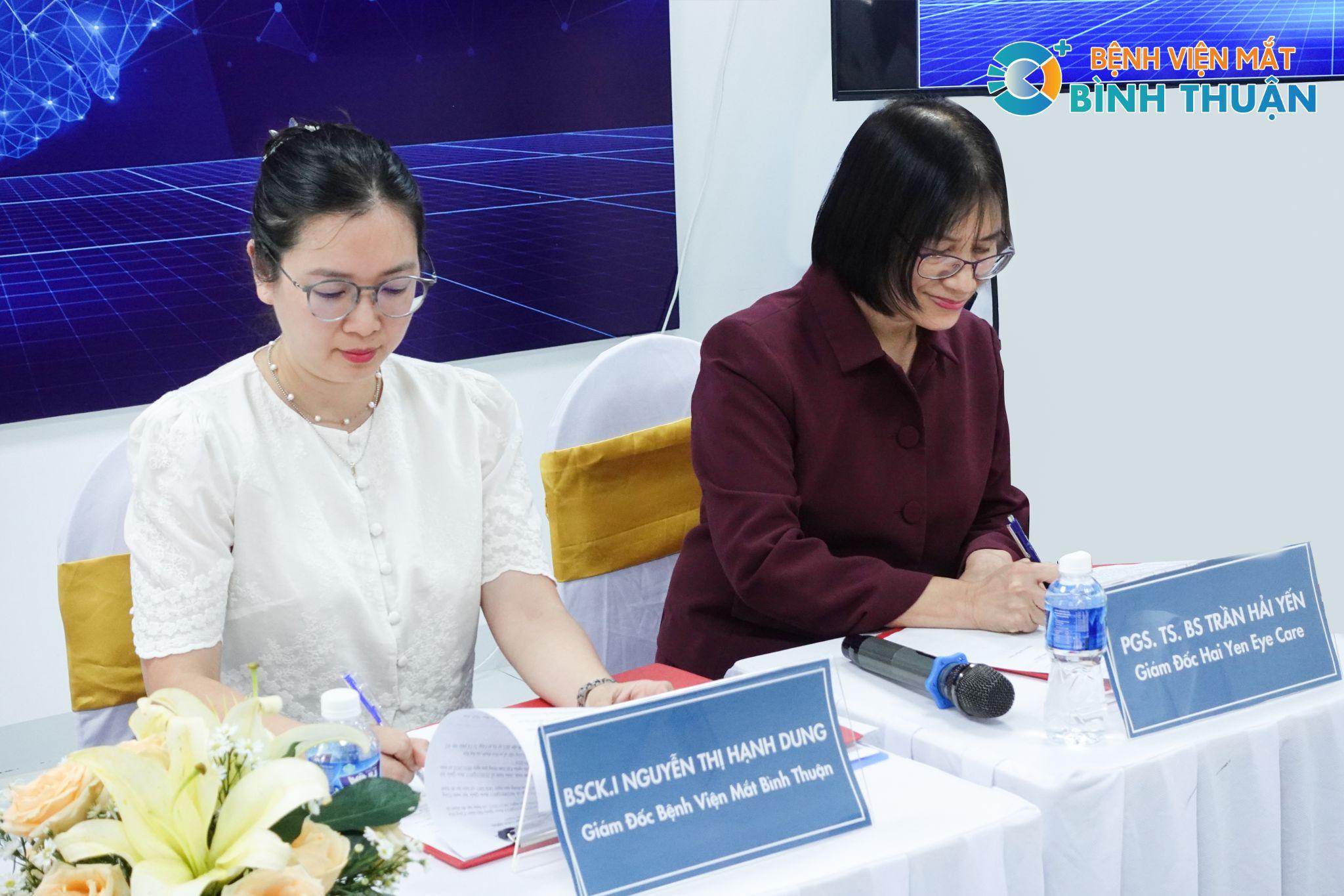 BS.CKI Nguyễn Thị Hạnh Dung - Giám Đốc Bệnh Viện Mắt Bình Thuận (trái) và PGS.TS.BS Trần Hải Yến - Đại diện Viện Nghiên Cứu Và Đào Tạo Thị Giác Hải Yến (phải), ký kết bản thỏa thuận hợp tác.
