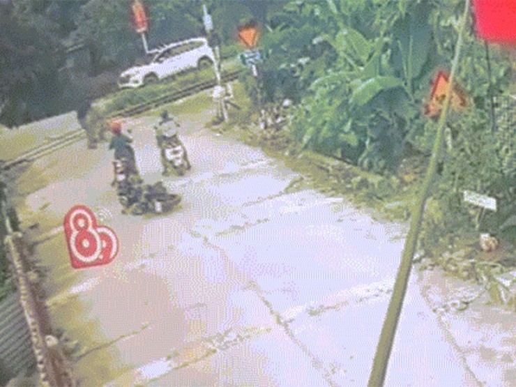 Chàng trai cứu sống cháu bé trước mũi tàu hỏa