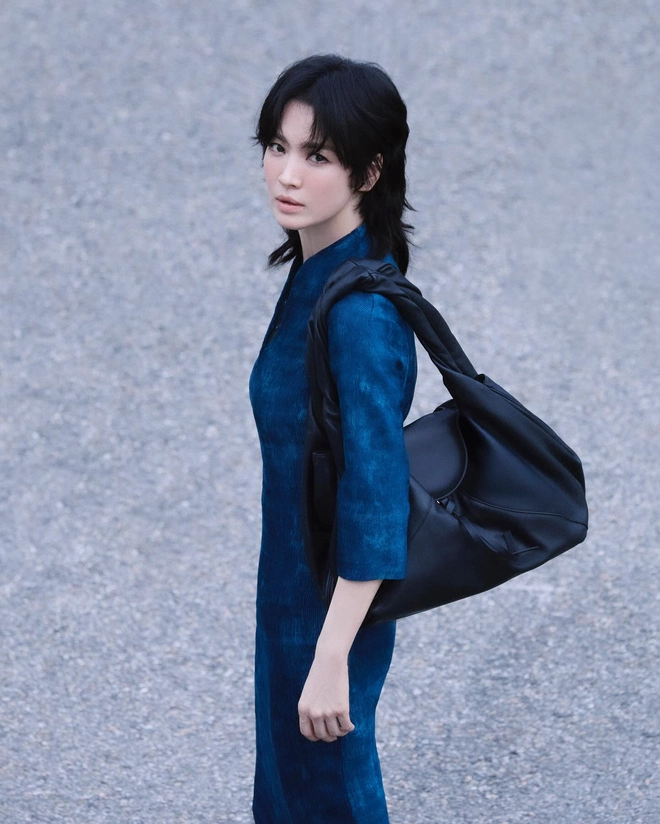 Nữ diễn viên Song Hye Kyo "xuống tóc" gây sốt với hình ảnh đầy lạ lẫm - 3