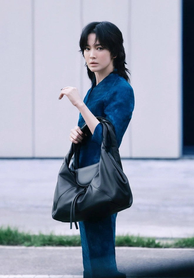 Song Hye Kyo thể hiện sự lạnh lùng với tạo hình mới lạ. Ảnh: IGNV.