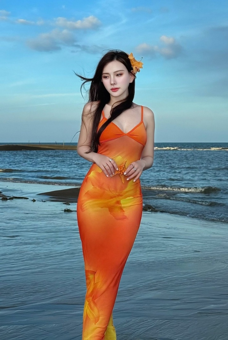 Mới đây, Thu Thủy chia sẻ loạt ảnh chụp bên bờ biển, trong đó cô diện chiếc váy hai dây gam màu cam rực rỡ. Ảnh: FB Nguyễn Thu Thuỷ
