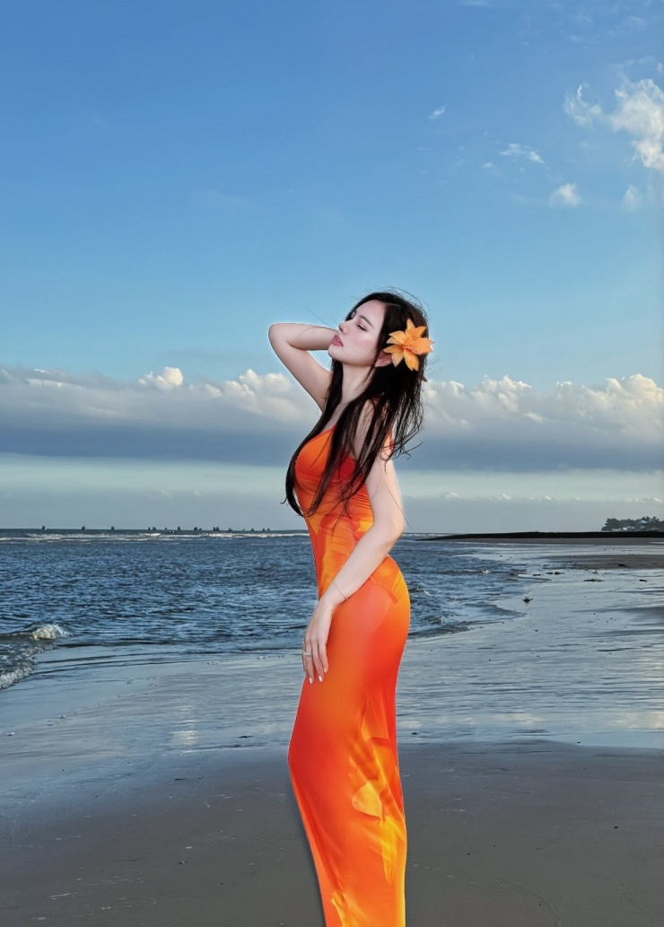 Thiết kế tối giản nhưng tinh tế, giúp nữ ca sĩ phô diễn trọn vẹn thân hình thon thả, làn da trắng mịn cùng đôi vai trần gợi cảm. Ảnh: FB Nguyễn Thu Thuỷ
