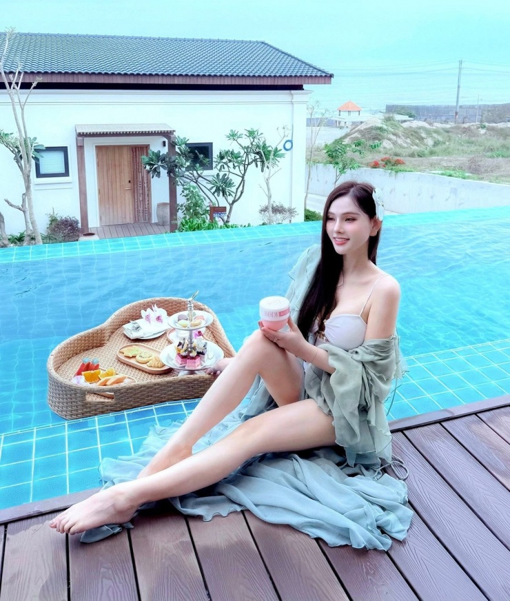 Sau hơn 20 năm hoạt động nghệ thuật, nữ ca sĩ ngày càng mặn mà, đằm thắm nhưng vẫn giữ được nét trẻ trung khó tin. Ảnh: FB Nguyễn Thu Thuỷ
