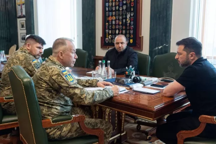 Tổng thống Volodymyr Zelensky (phải) gặp Tổng Tư lệnh lực lượng vũ trang Ukraine Oleksandr Syrskyi (thứ hai từ trái) vào ngày 13-7. Ảnh: Văn phòng Tổng thống Ukraine /Telegram