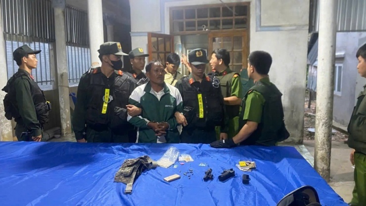 Đối tượng K' Văn Phước bị khống chế, bắt giữ sau nhiều giờ vây ráp.