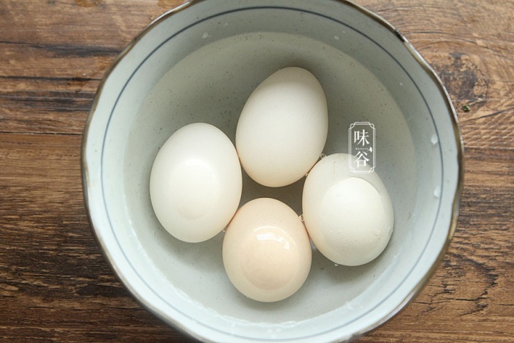 Đây là bước quan trọng để trứng dễ bóc và không bị thâm lòng đỏ.&nbsp;Ngay sau khi vớt trứng ra, hãy cho vào bát nước đá hoặc nước lạnh thật lạnh và ngâm ít nhất 5 – 10 phút. Sự chênh lệch nhiệt độ sẽ làm lớp màng trong co lại, tách ra khỏi vỏ – giúp trứng dễ bóc hơn hẳn.