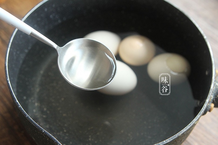 Mẹo luộc trứng để dễ bóc vỏ, lòng đỏ không bị xám - 4
