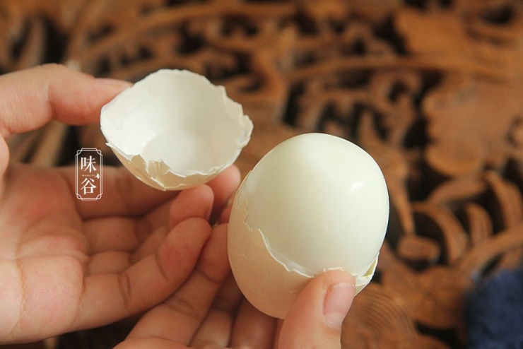 Sau khi ngâm lạnh, hãy:&nbsp;Lăn trứng nhẹ trên mặt bàn cho vỏ nứt đều.&nbsp;Bóc từ đầu to vì thường có túi khí – dễ bắt đầu hơn. Nếu cần, nhúng trứng vào nước lạnh trong khi bóc để dễ trôi lớp vỏ hơn.