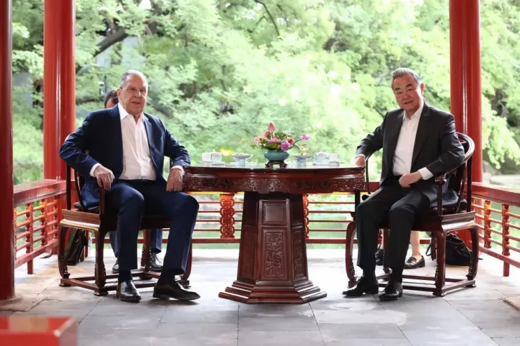 Ngoại trưởng Nga Sergey Lavrov sang Bắc Kinh và hội đàm với Bộ trưởng Ngoại giao Trung Quốc Vương Nghị ngày 13-7. Ảnh: BỘ NGOẠI GIAO NGA