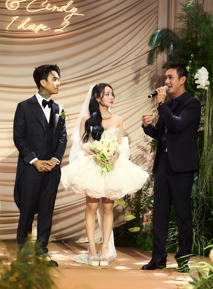 Song Luân (bìa phải) chúc mừng đồng nghiệp yên bề gia thất, cưới được người con gái mình yêu.