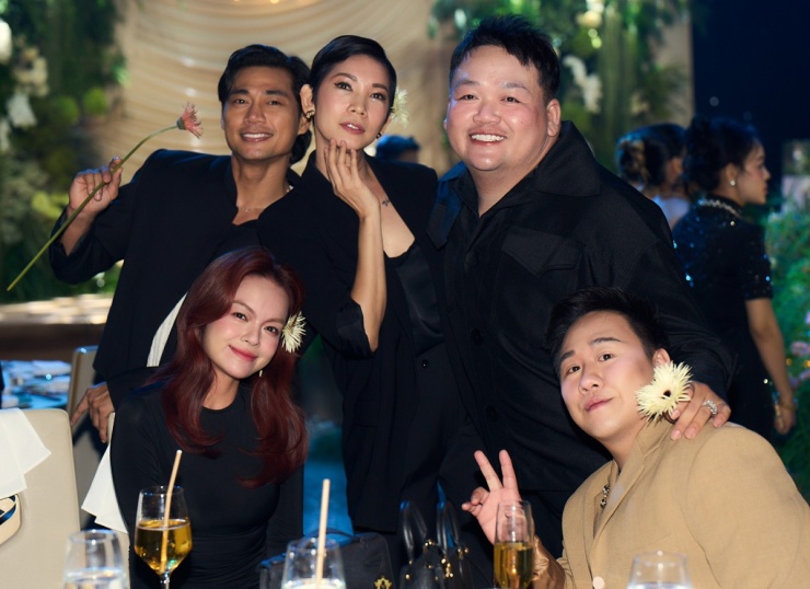 Ca sĩ Phạm Quỳnh Anh (ngồi bên trái) hội ngộ Xuân Lan, Trung Quân Idol và nhiều bạn bè ở tiệc cưới Đạt G.