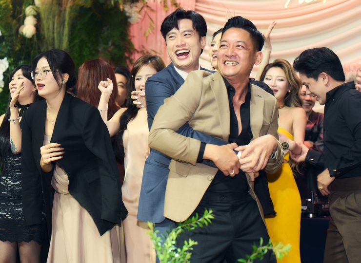 Quốc Trường vui đùa, ôm chặt Thành Đạt khi cả hai lên sân khấu 'quẩy' cùng các khách mời khác.