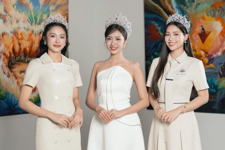 Phong cách trang điểm của ba người đẹp cũng trung thành với style nhẹ nhàng, ngọt ngào, tôn lên vẻ đẹp tự nhiên.