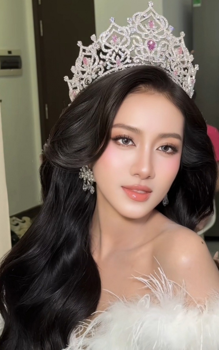 Hoa hậu Hà Trúc Linh xinh đẹp như công chúa bước ra từ truyện cổ tích. Nhan sắc đẹp dịu dàng, trong trẻo của Trúc Linh nhận được vô vàn lời khen từ cộng đồng fan sắc đẹp Việt.