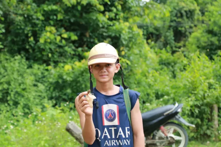 Những em nhỏ cũng theo chân ba mẹ vào rừng nhặt ươi bay. Ảnh: Thanh Nhật