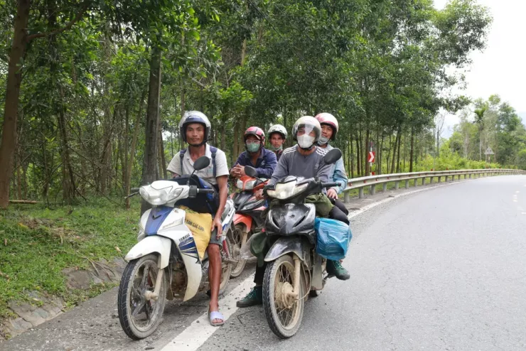 Nhóm anh Thức mang theo vật dụng, sẵn sàng ở lại rừng nhiều ngày tìm ươi. Ảnh: Thanh Nhật