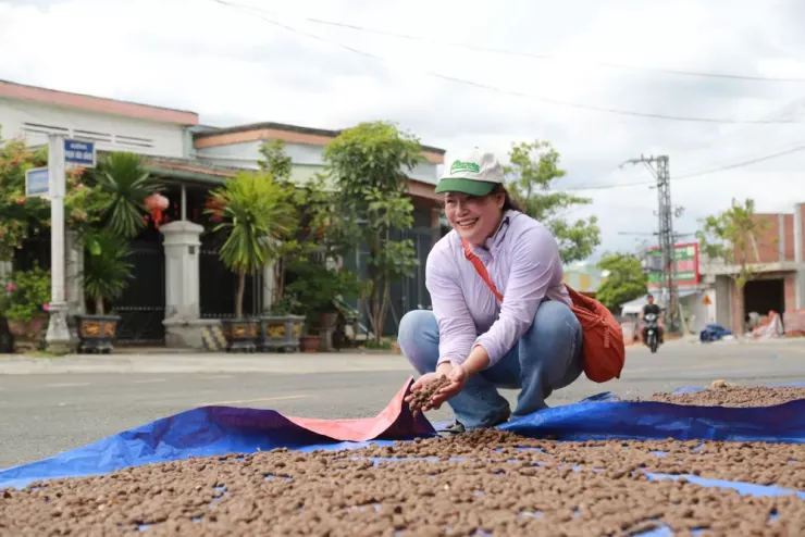 Sau khi thu mua, bà Tuyên thuê người phân loại hạt ươi chuẩn bị xuất bán. Ảnh: Thanh Nhật
