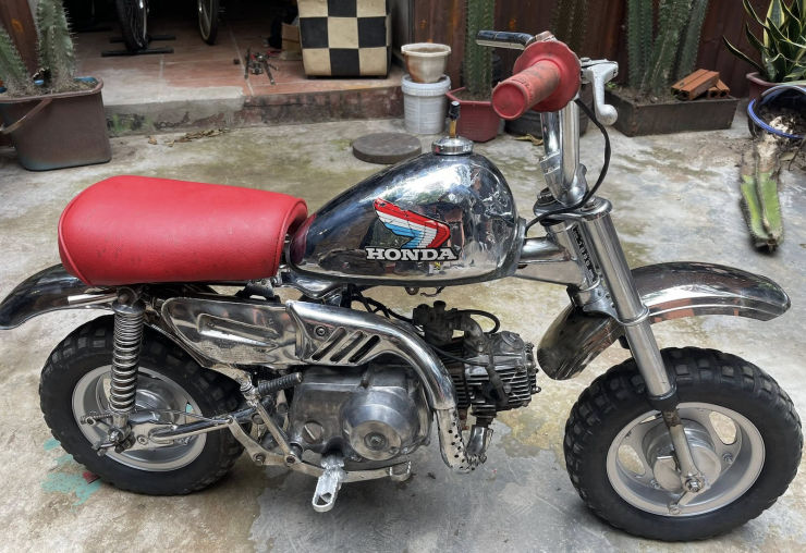Cận cảnh chiếc xe máy cổ Honda Z50 1986 bản đặc biệt giá hơn 100 triệu của anh Hiệp. 