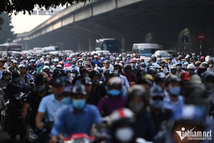 Hà Nội thường xuyên ùn tắc giao thông với mật độ xe máy dày đặc kín đường. Đây là nguyên nhân chính gây ra bụi mịn cao ở thành phố. Ảnh: Hoàng Hà
