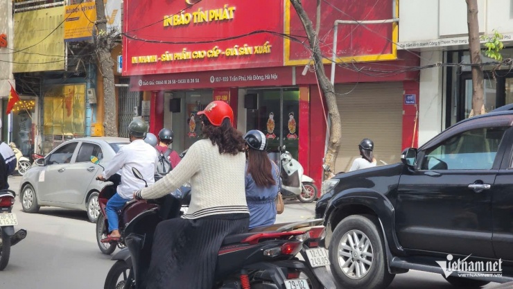Xe máy xăng vẫn đang là phương tiện đi lại phổ biến của người dân Hà Nội. Ảnh: Phạm Huyền