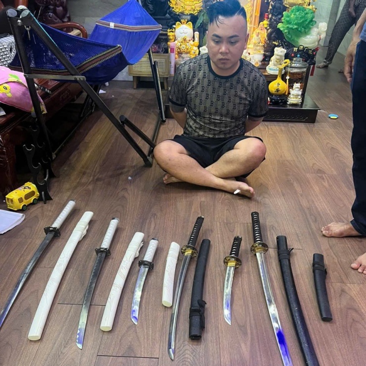 "Trung AK" và vũ khí thu giữ.