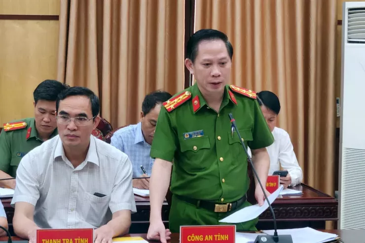 Đại tá Trịnh Văn Giang, Phó Giám đốc Công an tỉnh Thanh Hóa thông tin về việc khởi tố năm giáo viên và một Hiệu trưởng Trường THPT Tĩnh Gia 4 sau khi ghi thêm đáp án vào bài thi lớp 10. Ảnh: ĐẶNG TRUNG