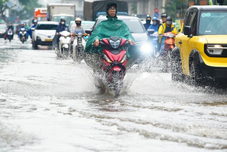 Phương tiện bì bõm, lội nước, di chuyển qua khu vực trên.