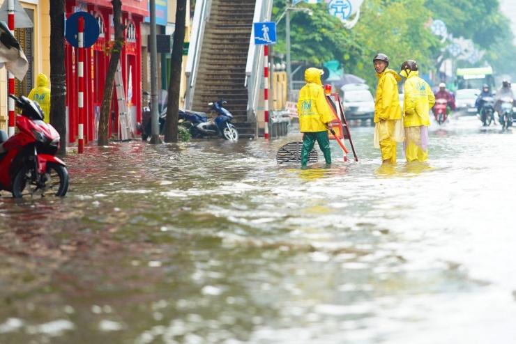 Công nhân thoát nước ứng trực tại điểm ngập.