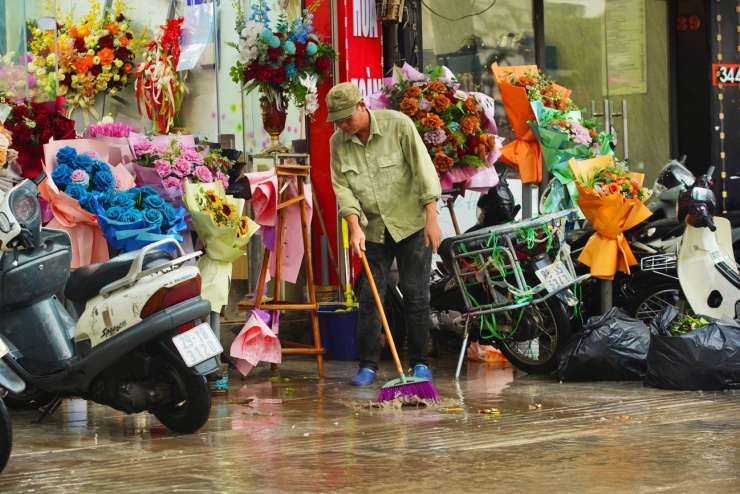 "Nước lên ngập rất nhanh, tràn qua vỉa hè, xe đi qua đẩy nước vào nhà, các hộ dân ở đây đều phải tìm cách chặn dòng nước lại", người dân sinh hoạt tại mặt đường Nguyễn Trãi chia sẻ.