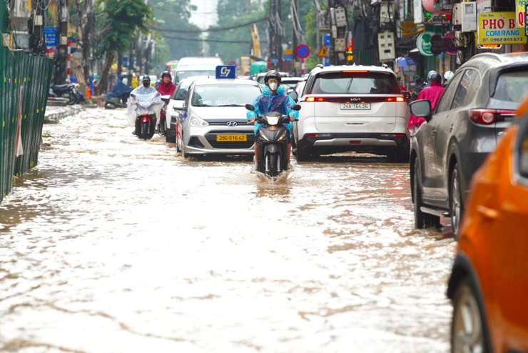 Đường Nguyễn Tuân ngập sâu sau cơn mưa.