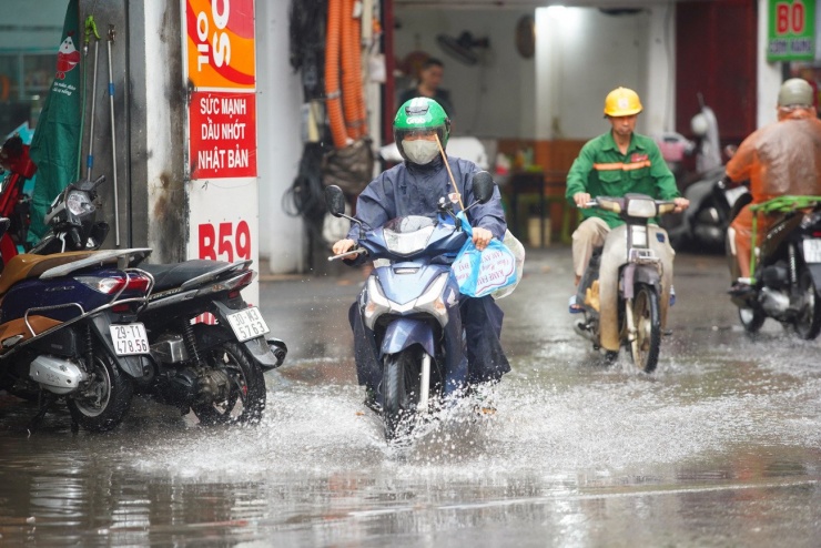 Phố Khương Trung ngập úng sau mưa lớn.