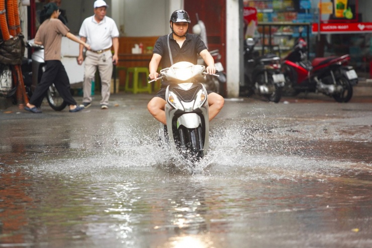 Phương tiện "rẽ sóng" khi băng qua biển nước.