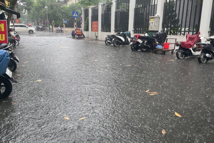 Phố Trần Quốc Toản ngập chỉ sau 15 phút mưa lớn.