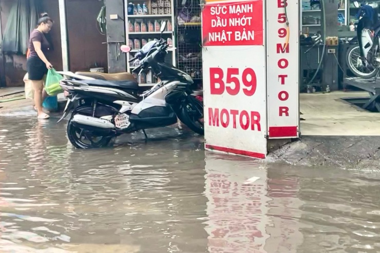 Khu vực ngập sâu trên phố Khương Trung