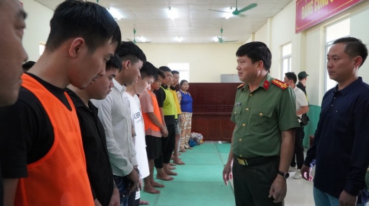 Giám đốc Công an tỉnh trực tiếp xét hỏi các đối tượng.