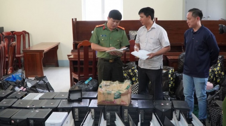 Cơ quan chức năng kiểm tra tang vật và kịch bản lừa đảo.