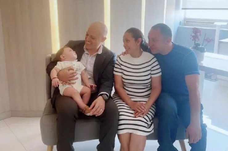 Từ trái sang: Em bé Luis, Tiến sĩ Luis Miguel Campos cùng Edna và Tony.