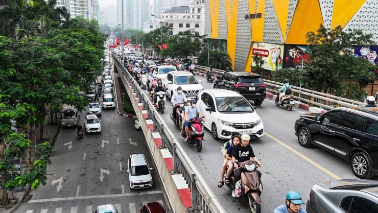 Các phương tiện di chuyển trên cầu vượt Nguyễn Chí Thanh - Trần Duy Hưng (Ảnh: Đức Nguyễn)