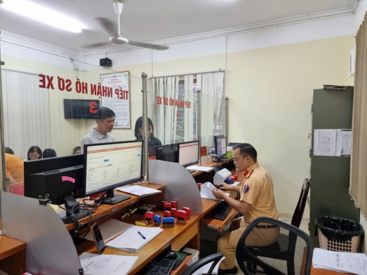 Cán bộ CSGT làm thủ tục hành chính cho người dân.