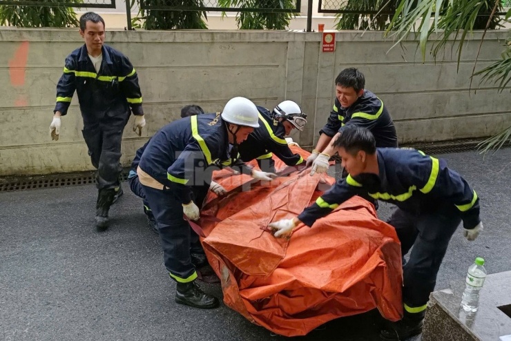 Lực lượng cứu hộ trải đệm hơi bên dưới tòa nhà.
