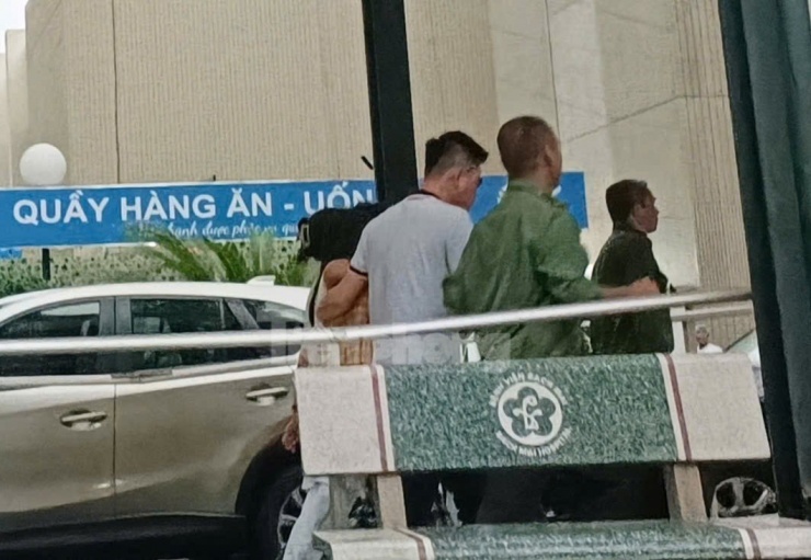 Người phụ nữ sau khi thuyết phục xuống dưới được đưa vào trong bệnh viện.